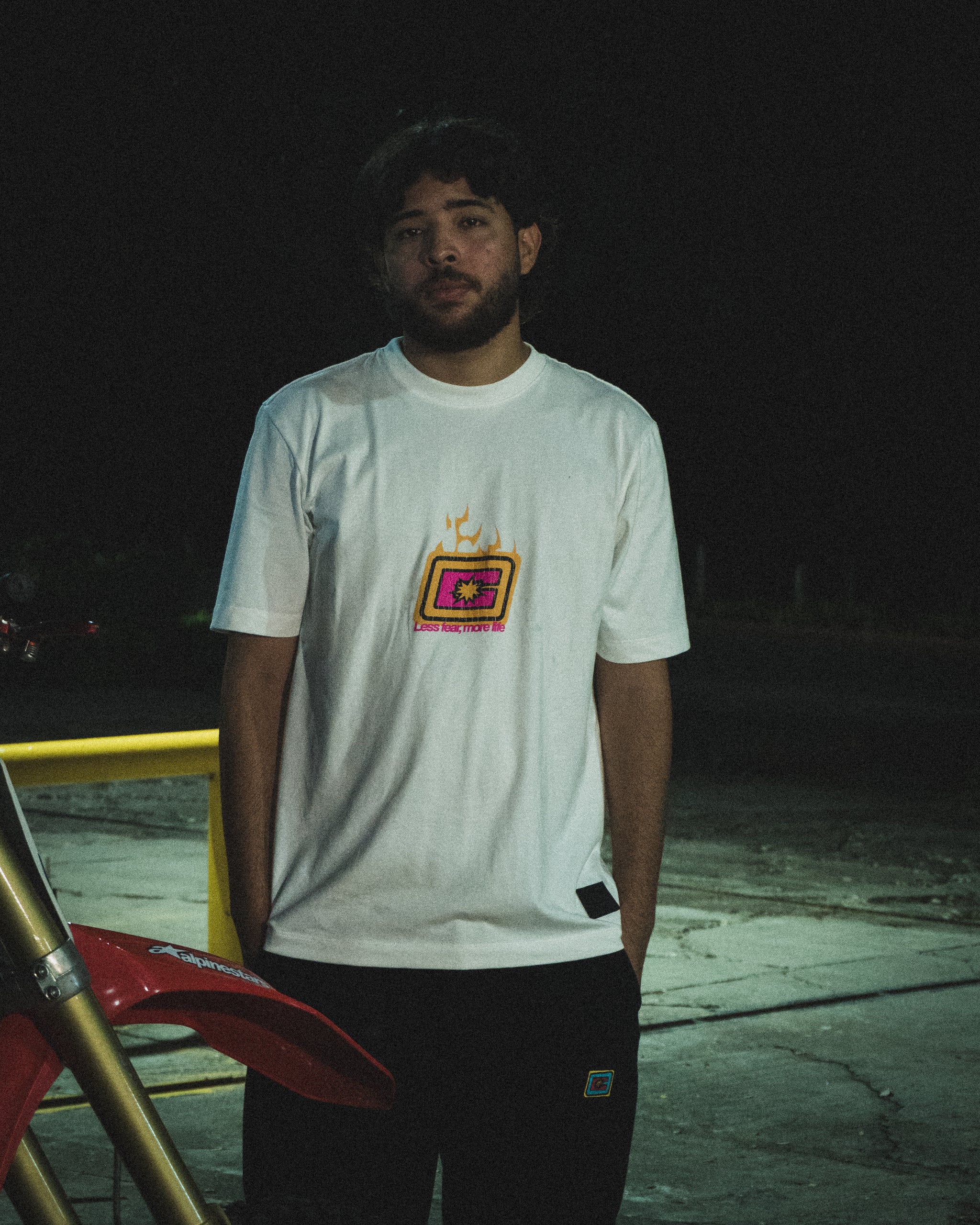 Camiseta marfil- CHROME FLAMES- regular fit